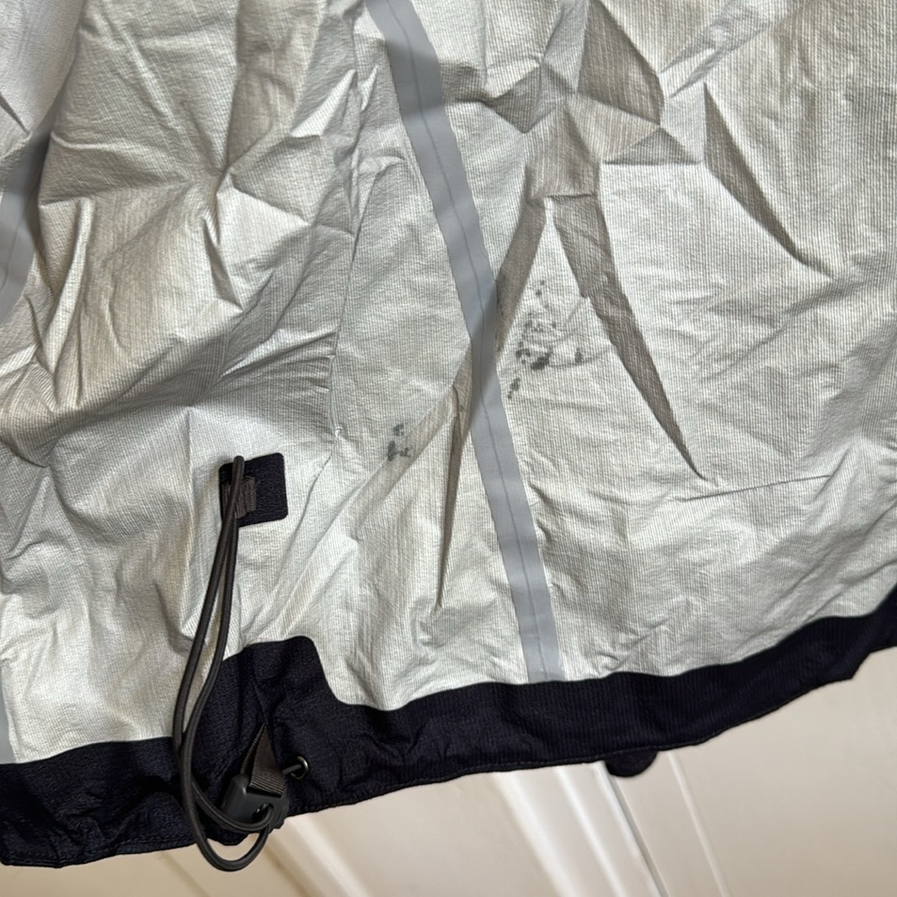 Light Windbreaker - image 5